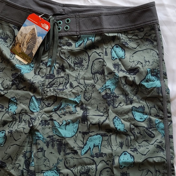 *Host pick* Wildlife! North Face board shorts - Picture 6 of 16